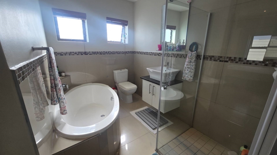 5 Bedroom Property for Sale in Sunningdale Western Cape